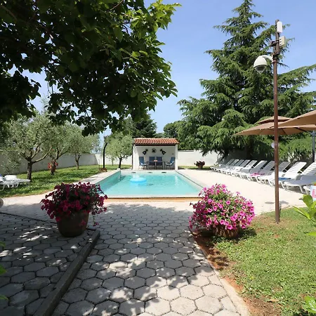 Apartman Besonderes Mit Pool, Babybett, Garten, Grill, Kinderspielplatz, Parkplatz