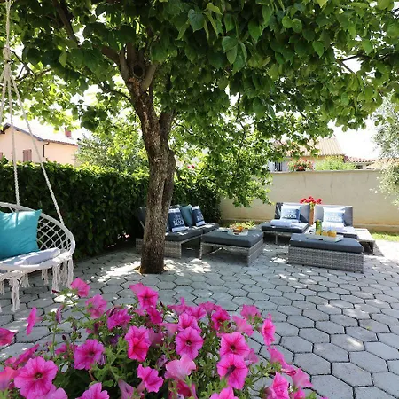 Apartman Besonderes Mit Pool, Babybett, Garten, Grill, Kinderspielplatz, Parkplatz