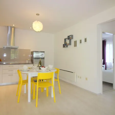 Apartman Besonderes Mit Pool, Babybett, Garten, Grill, Kinderspielplatz, Parkplatz