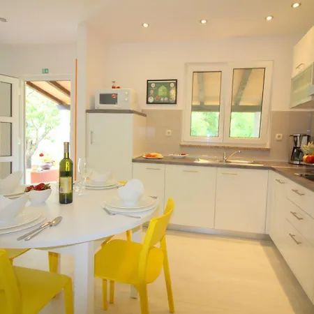 Apartman Besonderes Mit Pool, Babybett, Garten, Grill, Kinderspielplatz, Parkplatz