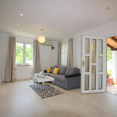 Besonderes Mit Pool, Babybett, Garten, Grill, Kinderspielplatz, Parkplatz Porec