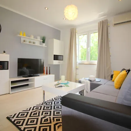 Besonderes Mit Pool, Babybett, Garten, Grill, Kinderspielplatz, Parkplatz * Poreč