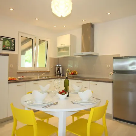 Besonderes Mit Pool, Babybett, Garten, Grill, Kinderspielplatz, Parkplatz Apartman Porec