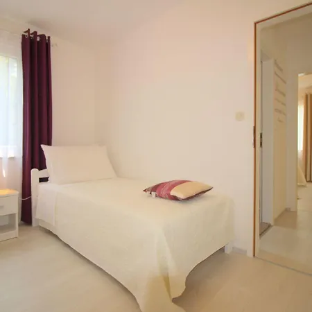 Besonderes Mit Pool, Babybett, Garten, Grill, Kinderspielplatz, Parkplatz Apartman Porec