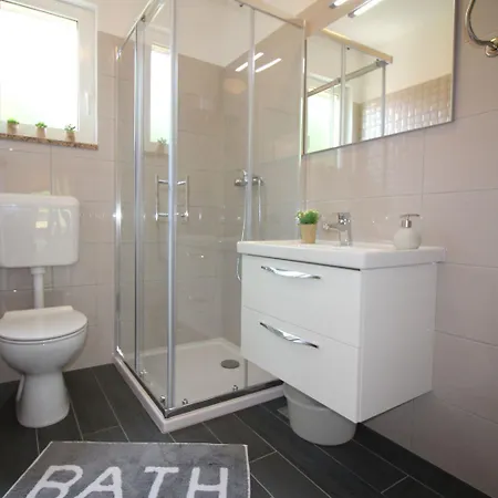 Besonderes Mit Pool, Babybett, Garten, Grill, Kinderspielplatz, Parkplatz Porec