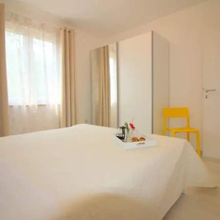 Apartman Besonderes Mit Pool, Babybett, Garten, Grill, Kinderspielplatz, Parkplatz Porec