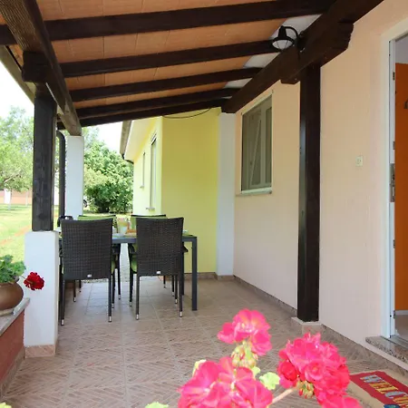 Besonderes Mit Pool, Babybett, Garten, Grill, Kinderspielplatz, Parkplatz Apartman
