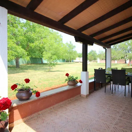 Apartman Besonderes Mit Pool, Babybett, Garten, Grill, Kinderspielplatz, Parkplatz Porec