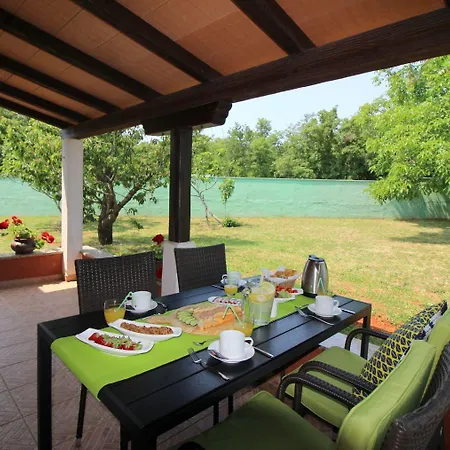 Besonderes Mit Pool, Babybett, Garten, Grill, Kinderspielplatz, Parkplatz Porec